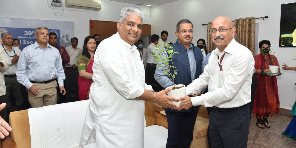 Hon'ble Minister for Environment, Forest and Climate Change welcomed by Member Secretary, CZA with a memento